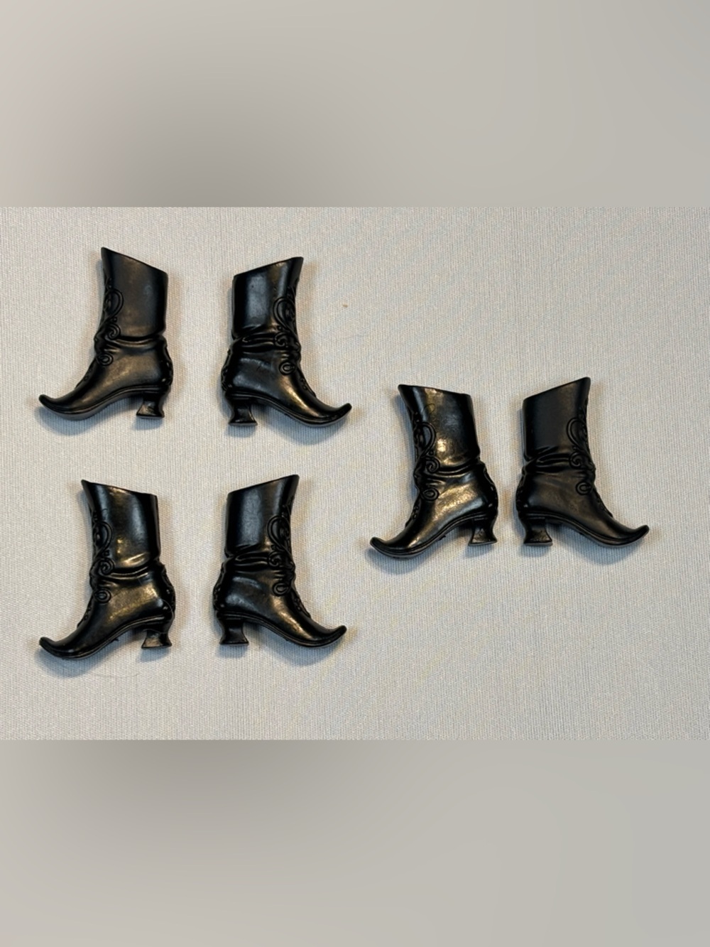 ⭐️3 for 20 sale. 3pairs of miniature boots designed for Disney Frozen Anna doll